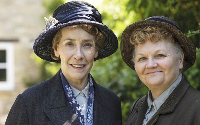 Mrs Hughes tem um favor muito especial a pedir a Mrs Patmore...