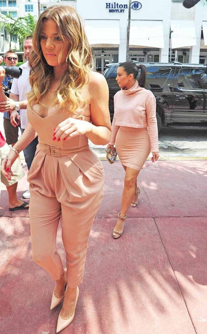 5 | Kourtney e Kim Kardashian | Em fotografias de grupo, não seja a mais próxima da câmara, há maior probabilidade de não ficar bem porque tudo em si fica em destaque.