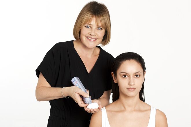 1. Aplique NIVEA Styling Espuma Diamond Gloss Care para ajudar a controlar os cabelos rebeldes e tornar o cabelo mais brilhante. 