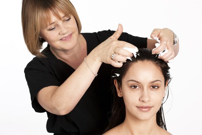 2. Seque o cabelo com uma escova para suavizar as cutículas capilares e dar mais brilho ao cabelo. 