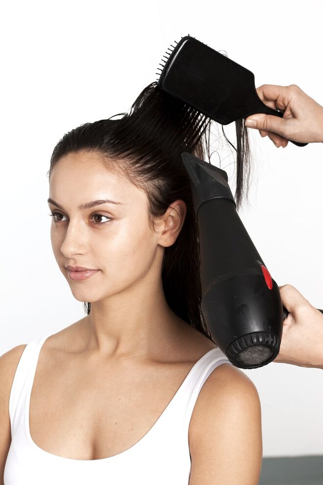 3. Utilize o alisador ao longo do cabelo. Assim, o cabelo ficará suave durante mais tempo – especialmente em ambientes húmidos. 