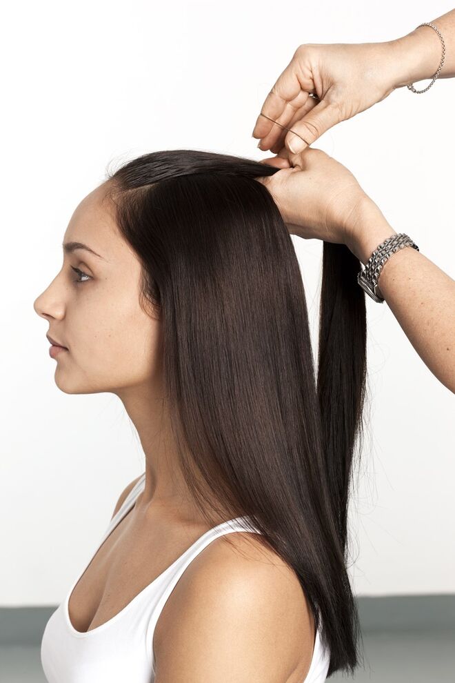 4. Ate a parte da frente do cabelo num rabo-de-cavalo, terminando na parte de trás da cabeça. 