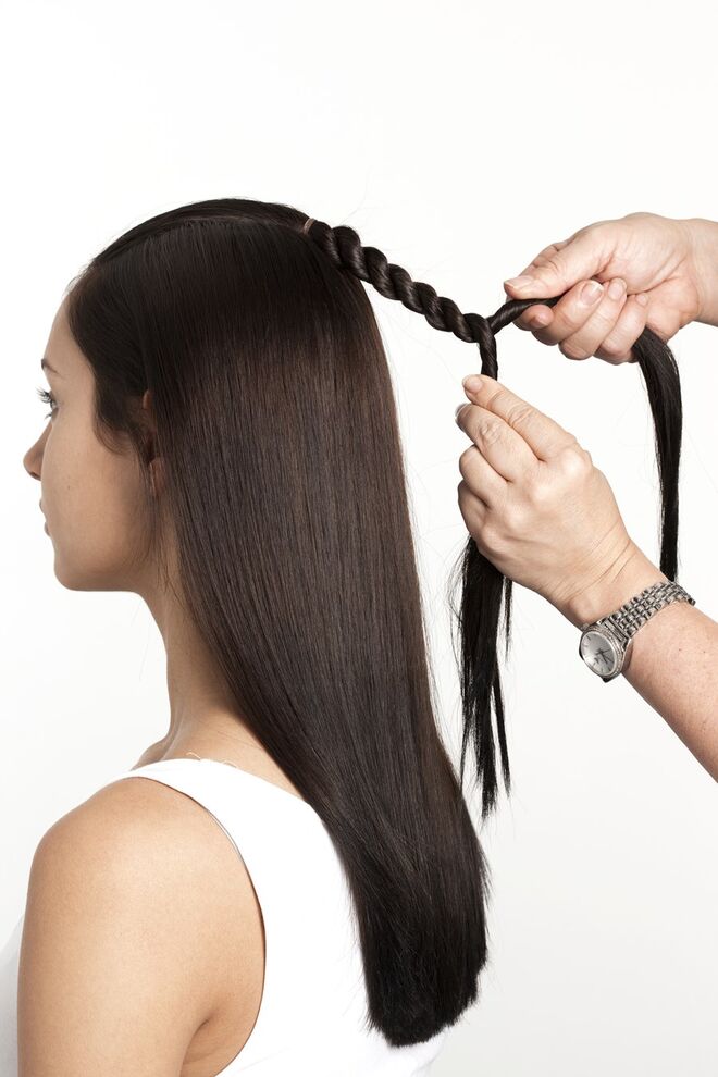 6. Enrole-as em separado e passe uma por cima da outra, de maneira a criar o efeito de corda. 