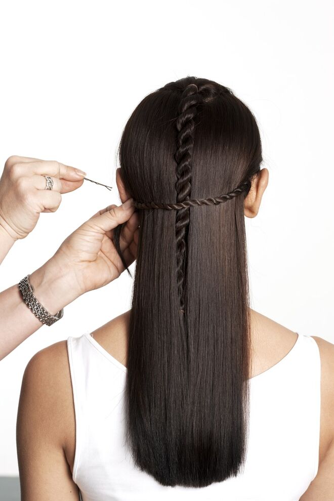 8. Passe a última trança que fez para o outro lado da cabeça e prenda com um gancho e fixe as tranças com NIVEA Styling Laca Diamond Gloss Care para garantir a durabilidade.