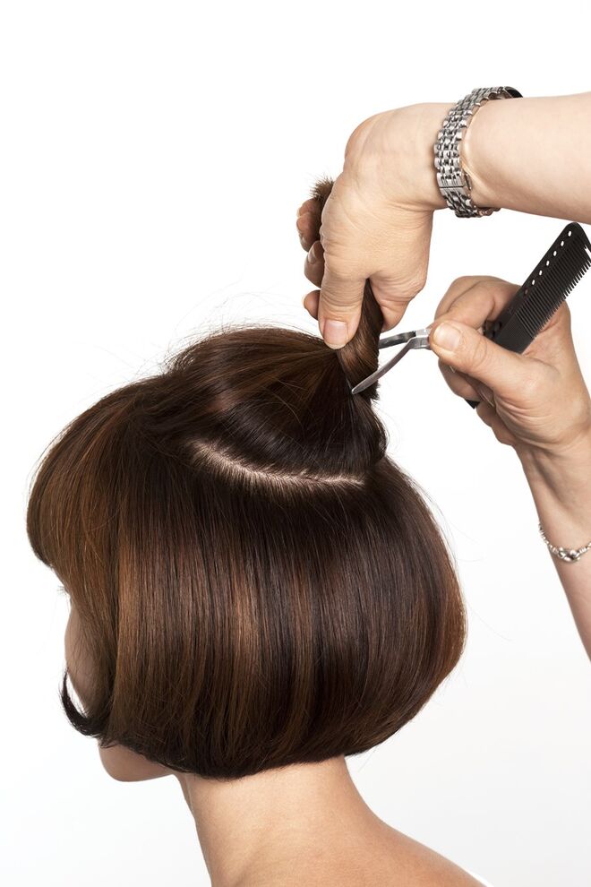 1. Separe o cabelo do topo da cabeça e prenda-o, de maneira a poder trabalhá-lo mais tarde. 