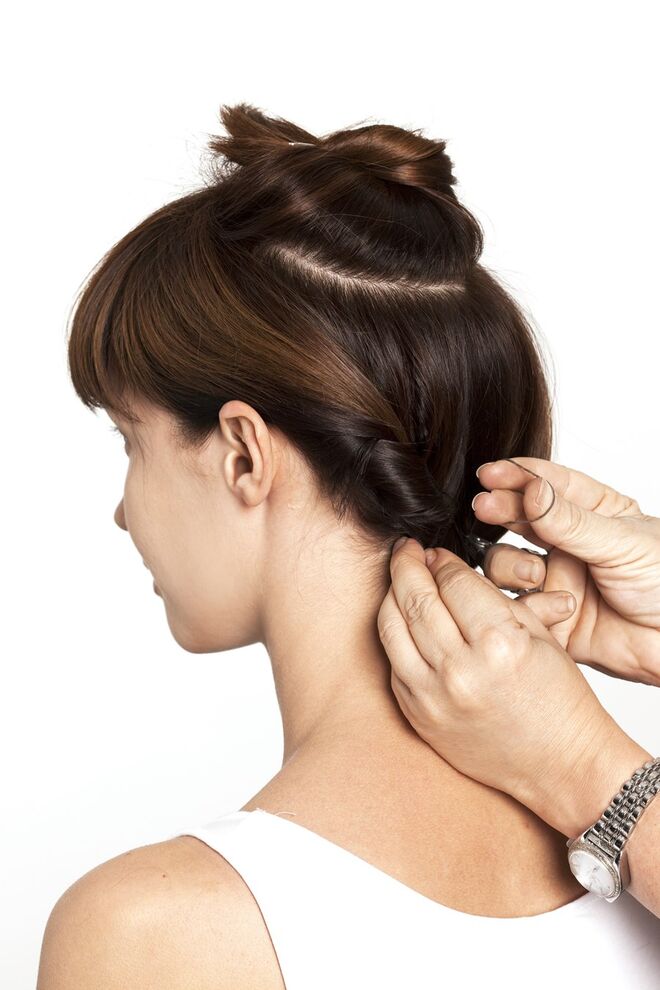 3. Repita o mesmo processo no outro lado da cabeça e amarre ambos com um elástico.