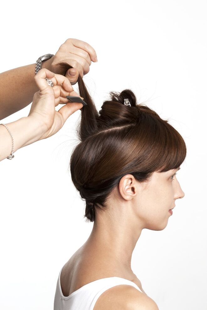 4. Solte o cabelo do topo da cabeça e ripe para dar volume. 