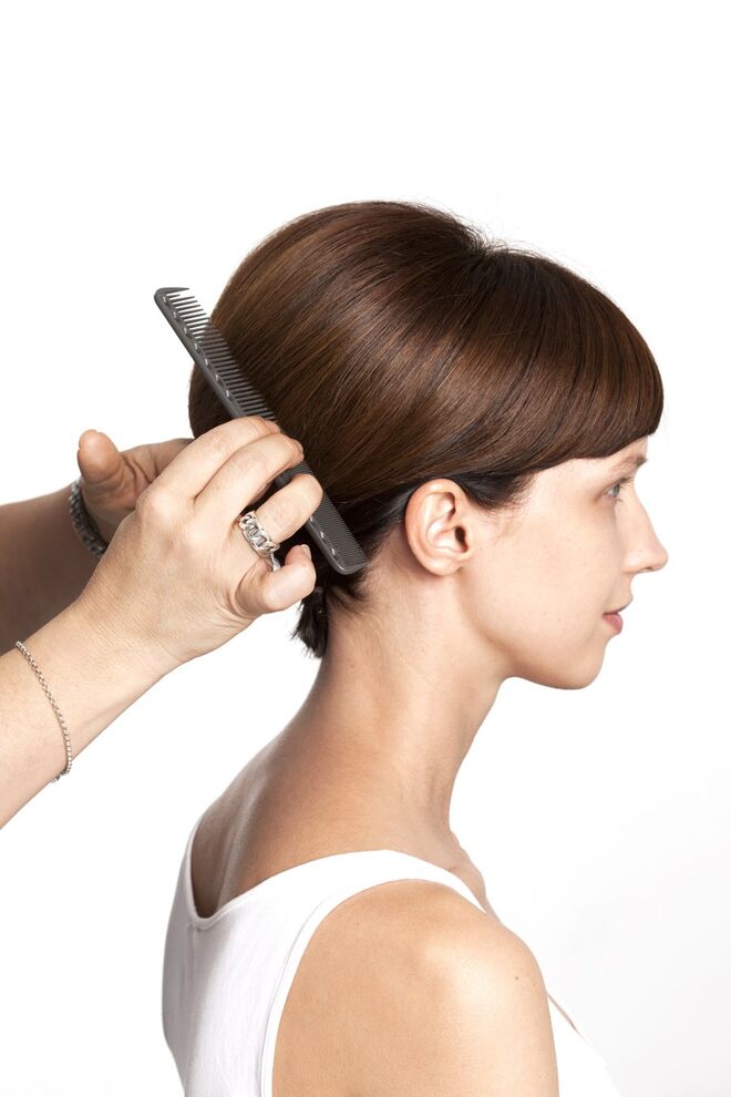 5. Penteie o topo o cabelo, para adquirir a forma que pretende e termine com um gancho. 