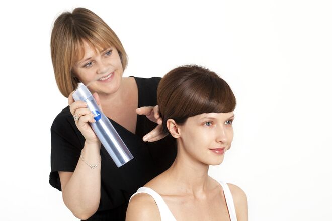 6. Utilize NIVEA Styling Laca Diamond Gloss Care para finalizar o penteado e fixar os cabelos soltos. 