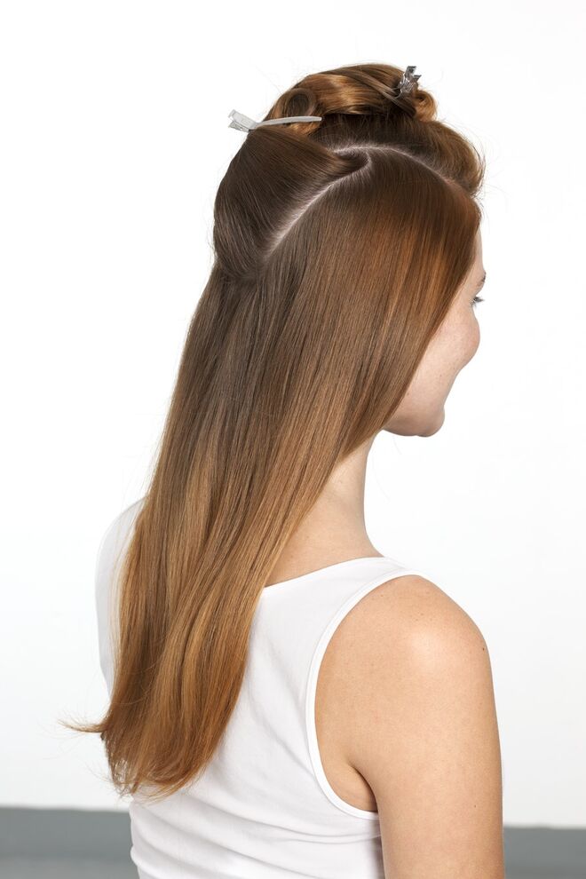 1. Divida o cabelo para que o possa começar a trabalhar nas zonas laterais.