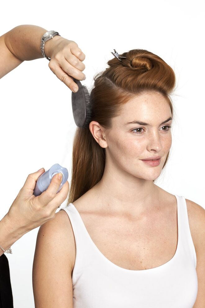 3. Faça um rabo-de-cavalo baixo e prenda-o com um elástico.