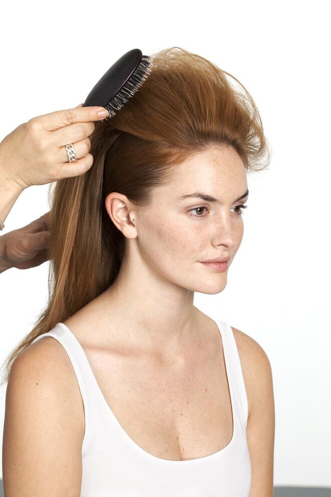 5. Penteie o cabelo com uma escova de cerdas. 