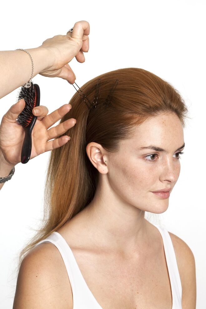 6. Com ganchos grandes, prenda o cabelo nas zonas laterais Enquanto acaba o resto do penteado.