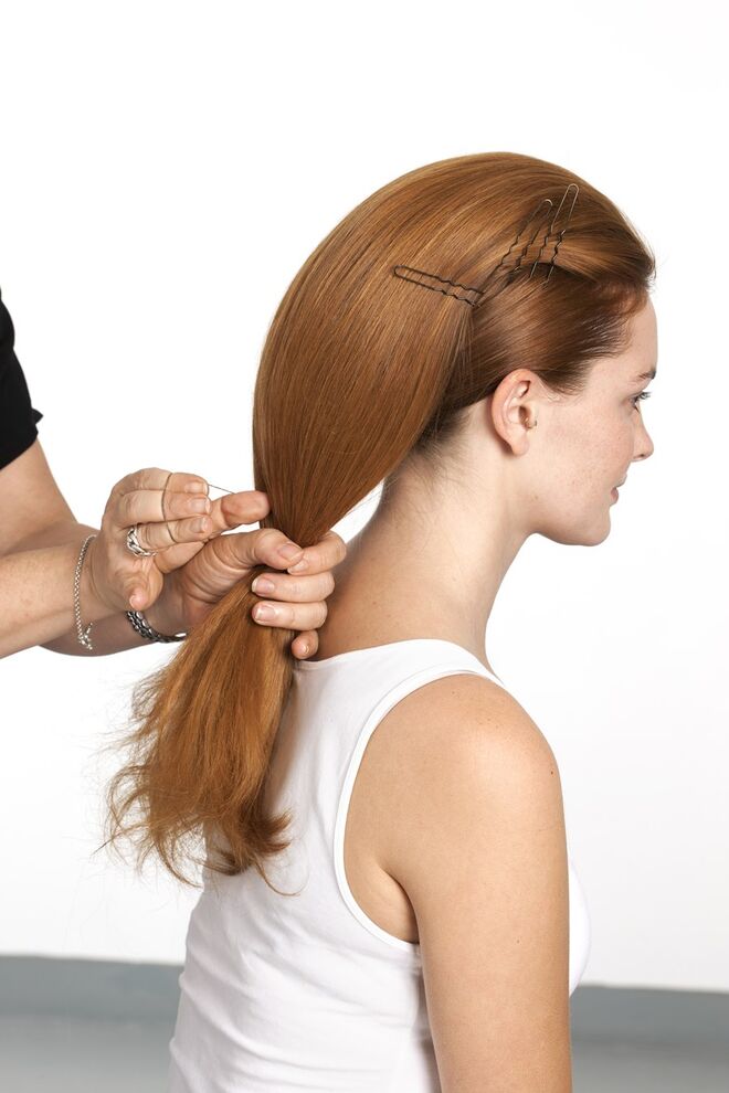 7. Fixe o rabo-de-cavalo em baixo e termine com uma banda elástica. 