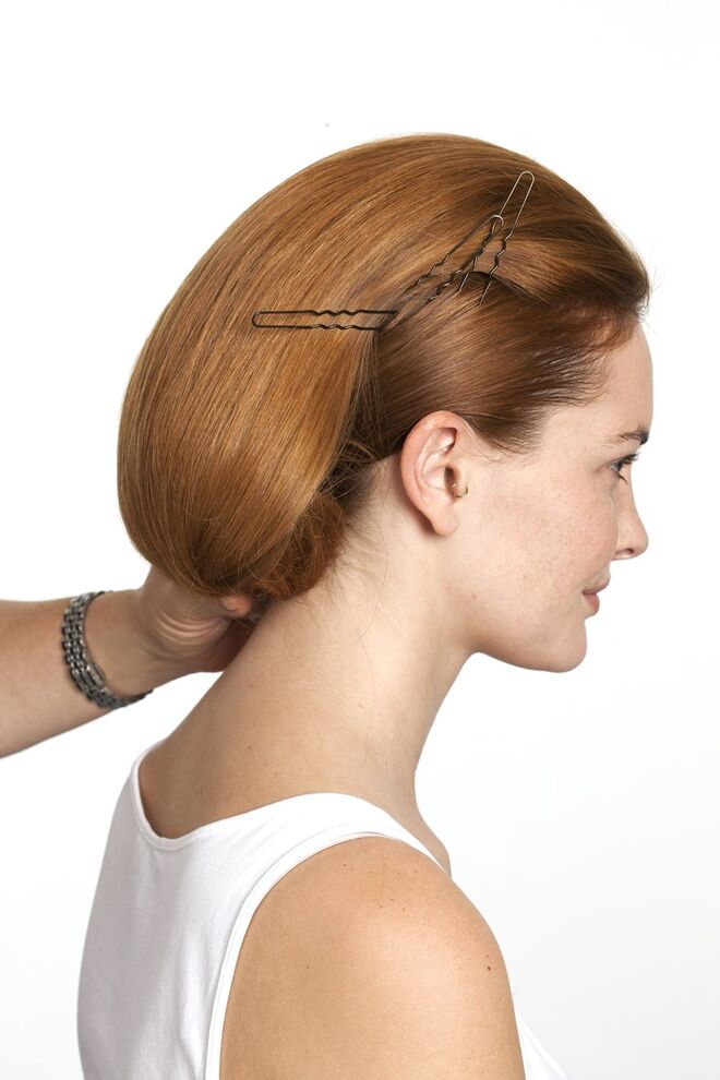 8. Enrole o cabelo de forma a criar um estilo de bob baixo, e fixe-o com ganchos.