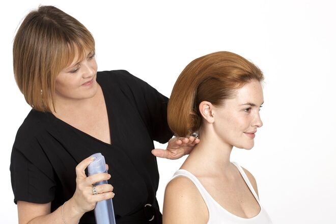 9. Termine o penteado com NIVEA Styling Laca Volume Care para fixar. 