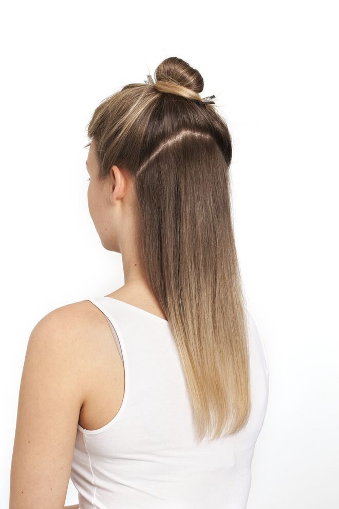 1. Divida o cabelo em duas áreas, logo abaixo do topo da cabeça. 