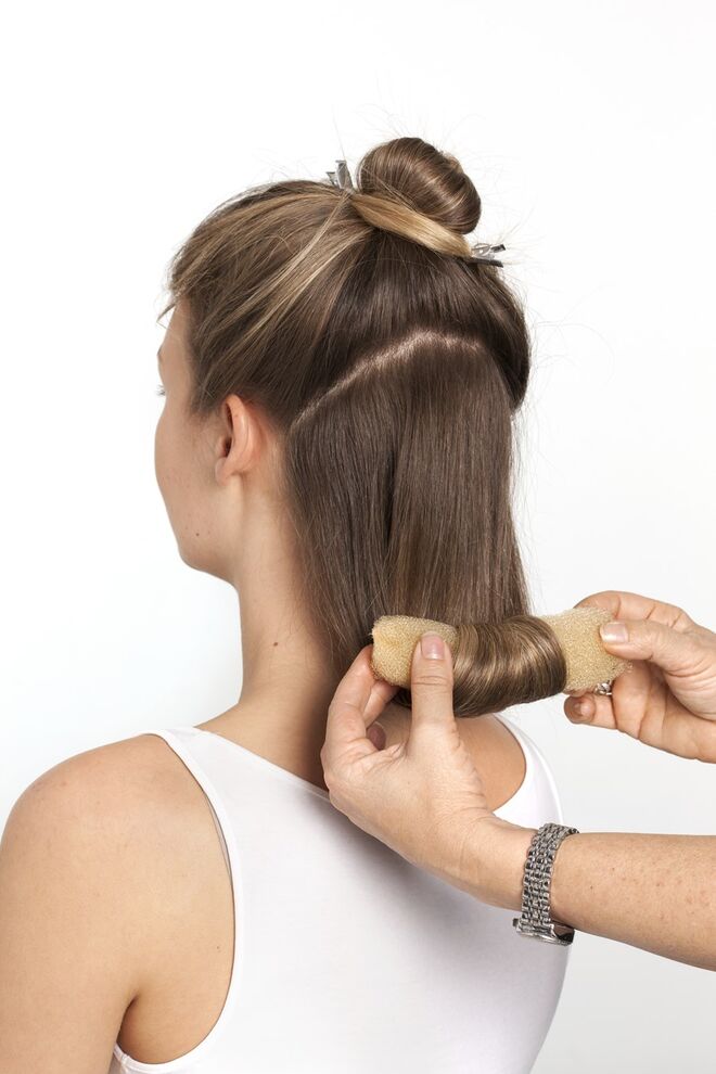 2. Coloque uma almofada de cabelo nessas madeixas e enrole-a para cima. Assim, criará um efeito de cabelo almofadado. 