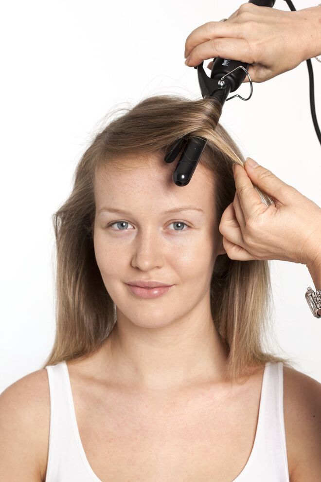 4. Enrole o restante cabelo num ferro quente de tamanho médio para criar um ondulado suave. 