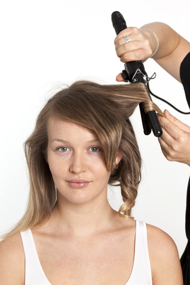 5. Penteie o cabelo para criar um ondulado suave.