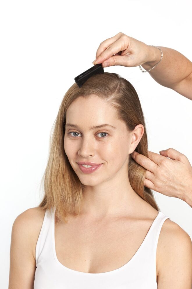 1. Divida o cabelo para trabalhar num dos lados. 