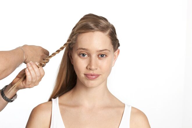 4. Continue com a mesma técnica ao longo de todo o cabelo.