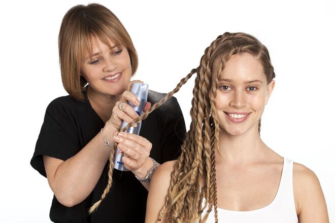 5. Aplique NIVEA Styling Strong Hold em todas as secções. 