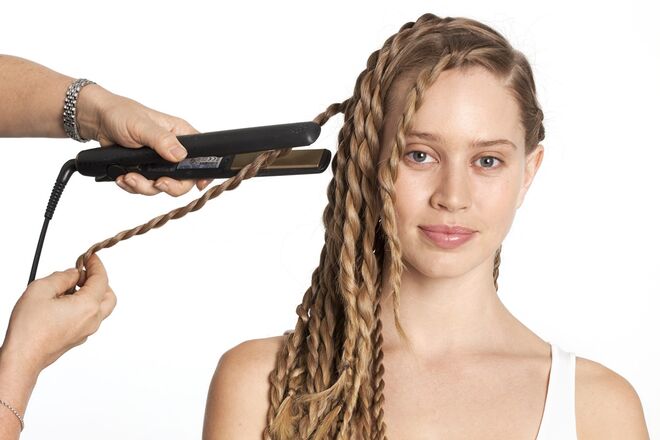 6. Aperte o cabelo com um alisador, usando o calor do ferro para definir o cabelo.  