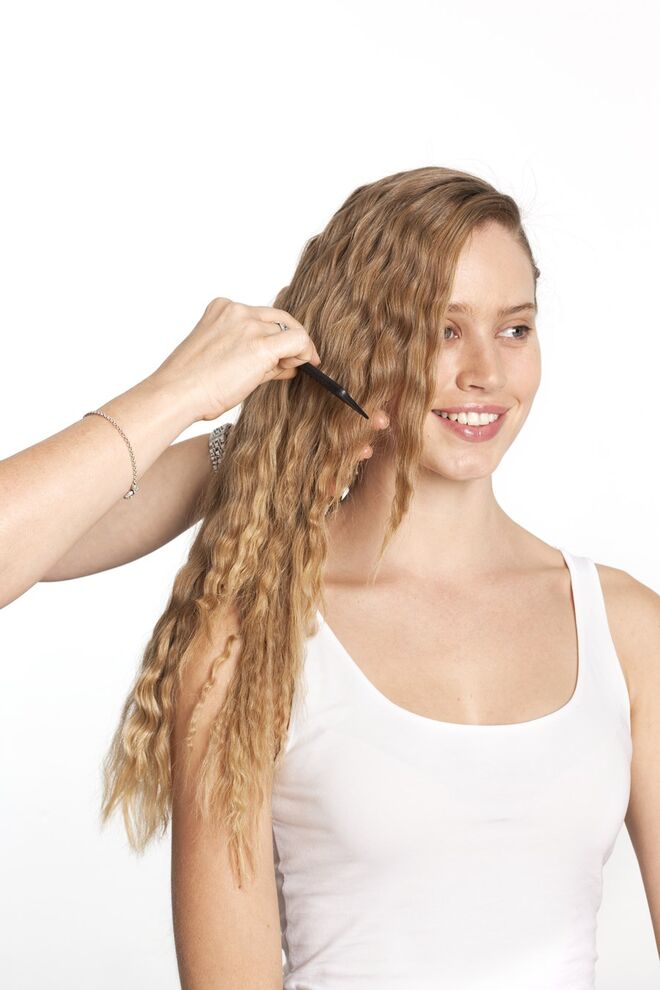 7. Escove o cabelo para criar a textura desejada. 