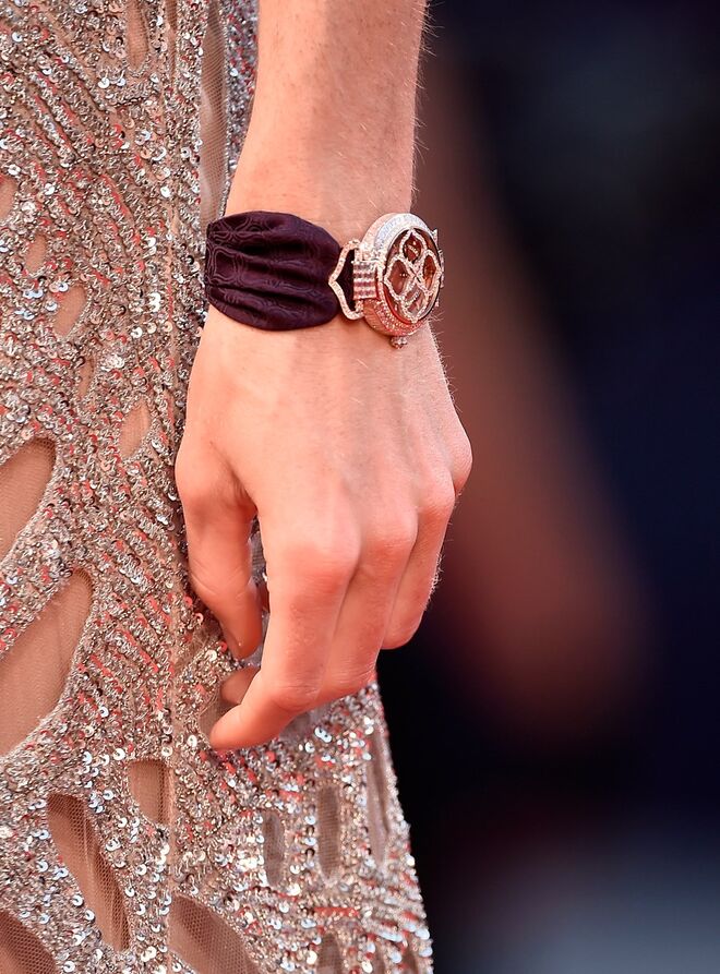 Hilary Rhoda com joias Chopard