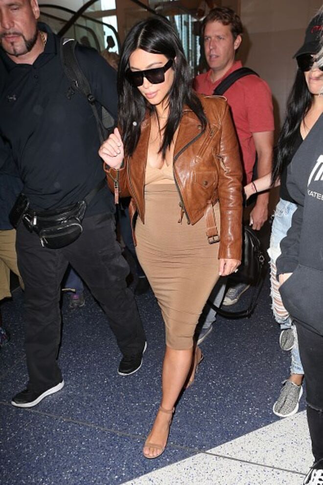 Casaco Faith Connexion, Óculos Saint Laurent Paris e sapatos Alexander Wang