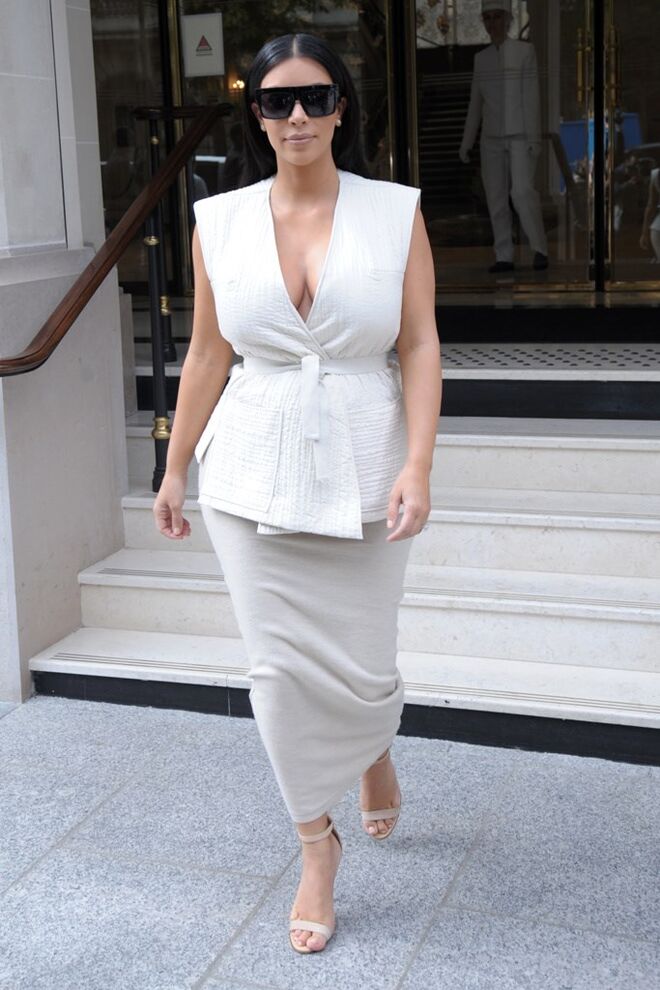 Óculos Céline, blusa Isabel Marant, saia Donna Karan e sandálias Manolo Blahnik