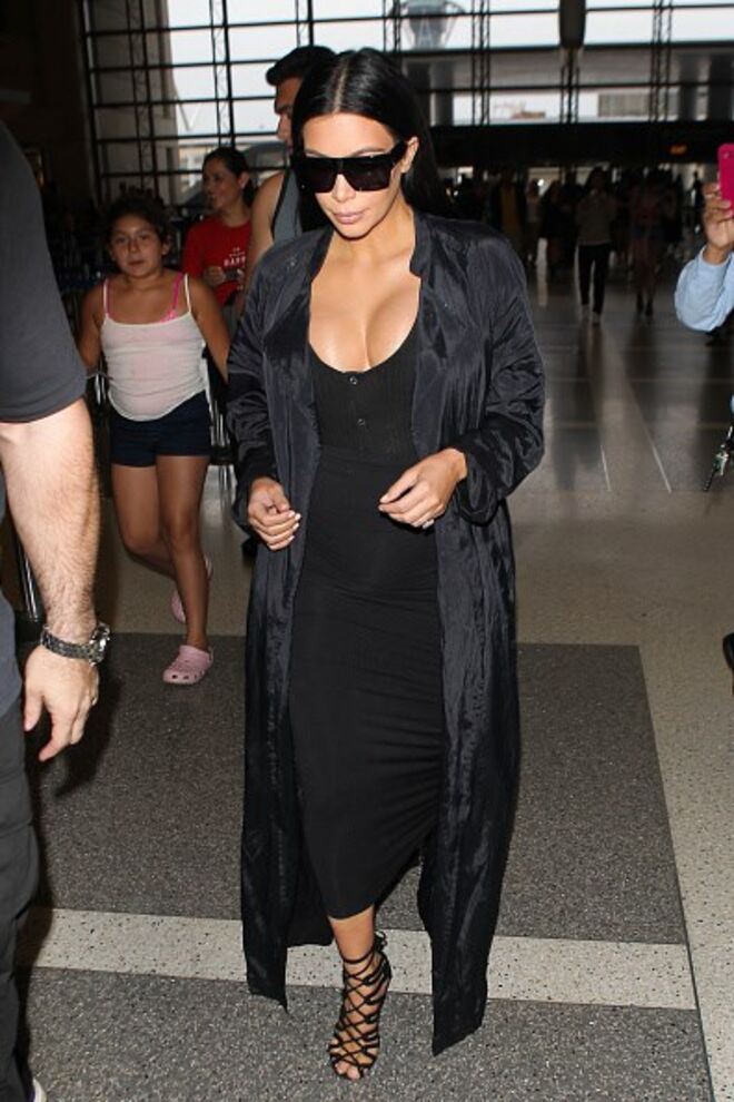 Preto Total com sandálias Hermès