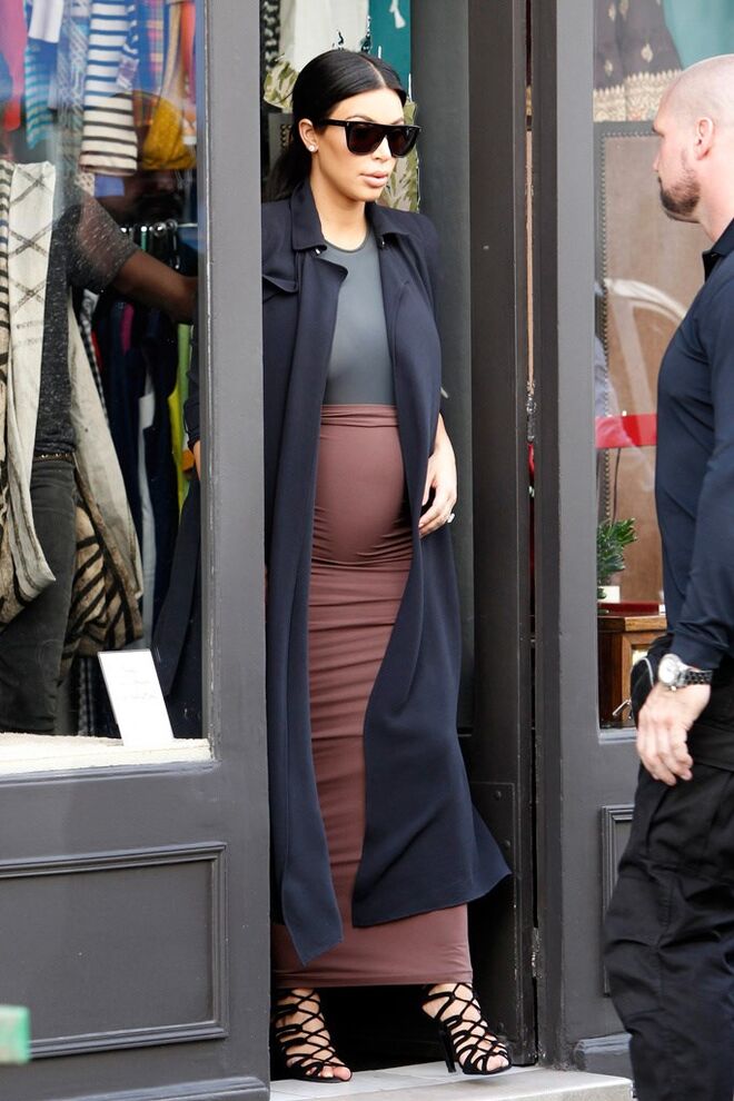 Top Maison Martin Margiela, saia Wolford, Óculos Yves Saint Laurent e sapatos Hermès