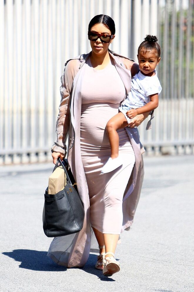 Trench coat transparente Haider Ackermann, óculos Saint Laurent Paris, Carteira Hermès e sapatos Alaia