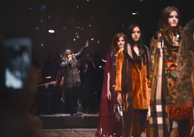 Clare Maguire ao vivo no desfile Burberry Womenswear Autumn_Winter 2015