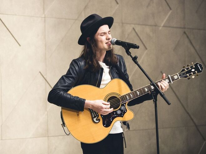 James Bay ao vivo no desfile Burberry Prorsum Womenswear Spring Summer 2015 