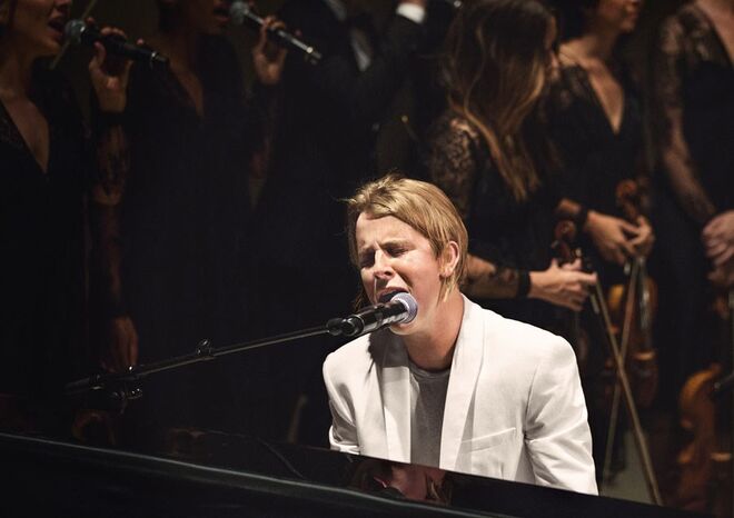 Tom Odell ao vivo no evento Burberry London em Los Angeles