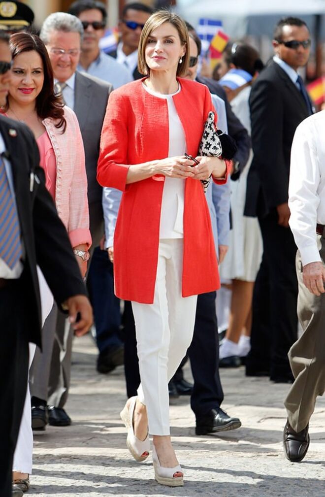 Com uma clutch de estilo étnico da Mango