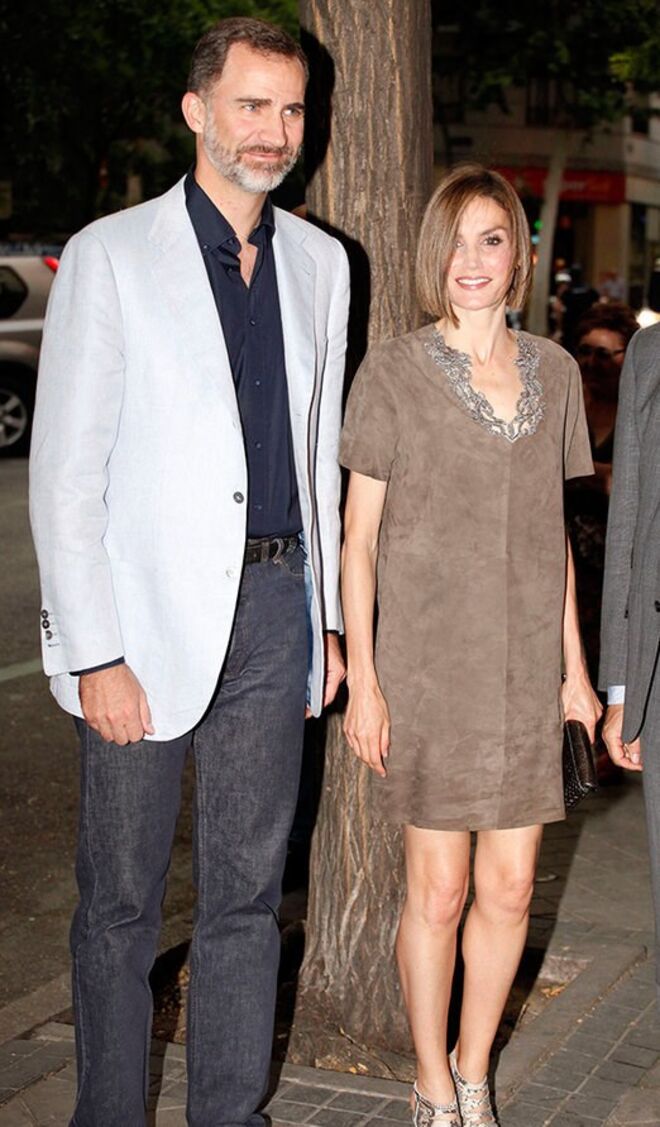 Mini vestido da coleção primavera-verão 2015 da Uterqüe, e sandálias Adolfo Dominguez