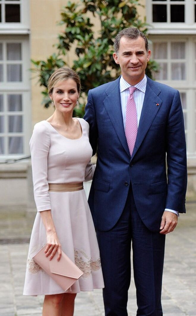 Vestido de Felipe Varela e joias Tous, na visita a França