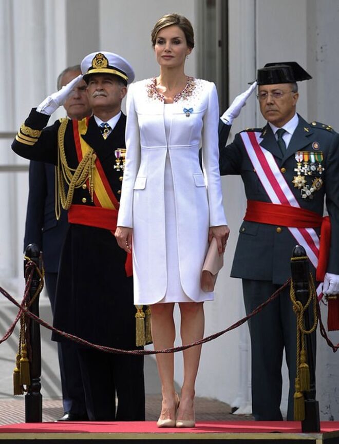 Vestido de Felipe Varela e sapatos Magrit