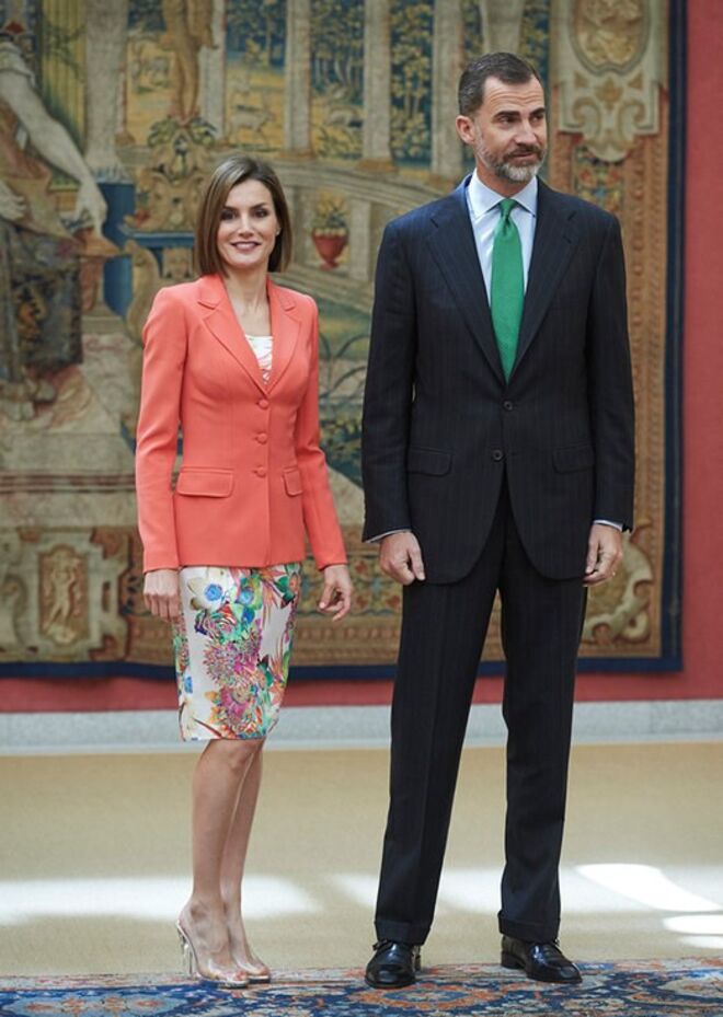 Vestido e casaco de Felipe Varela e sapatos transparentes Magrit