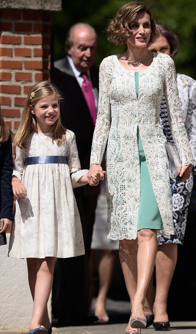 Vestido e casaco de Felipe Varela e sapatos transparentes Magrit, na primeira comunhão da Infanta Leonor