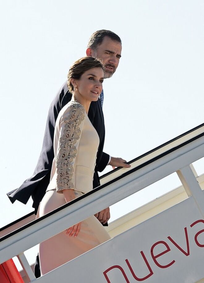 Viagem de Estado a Paris com uma saia e casaco de tom creme e um detalhe bordado nas mangas