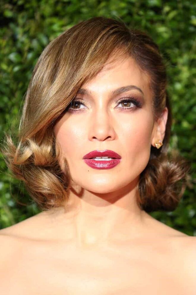 É incontornável falar de uma tendência como o contouring e não mencionar a sua rainha. Depois de Kim Kardashian, o boom foi total. Jennifer Lopez é fã e conjuga-o com uma pele de efeito bronzeado e dourada. A cantora e atriz sabe tirar partido dos seus melhores pontos e por isso aposta nos tons bronzeados e acobreados para contornar o rosto e destacar o já invejável tom natural da sua pele.