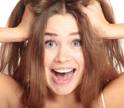 Preciso de ajuda para resolver o frizz no meu cabelo. O que posso fazer?