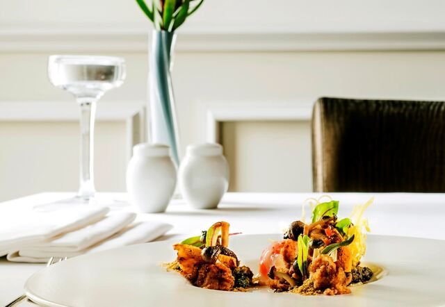 Alheira de caça em ninho de outono com cogumelos silvestres 