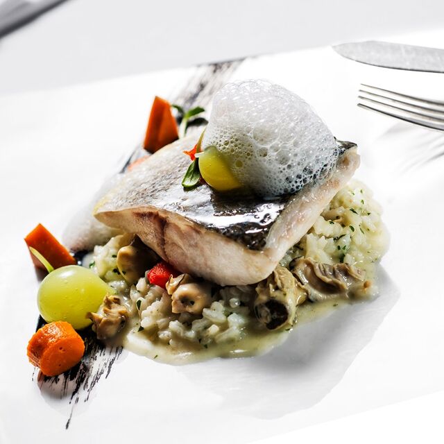 Filete de robalo de mar cozinhado am baixa temperatura, risoto de ostra e ar de lemon grass 