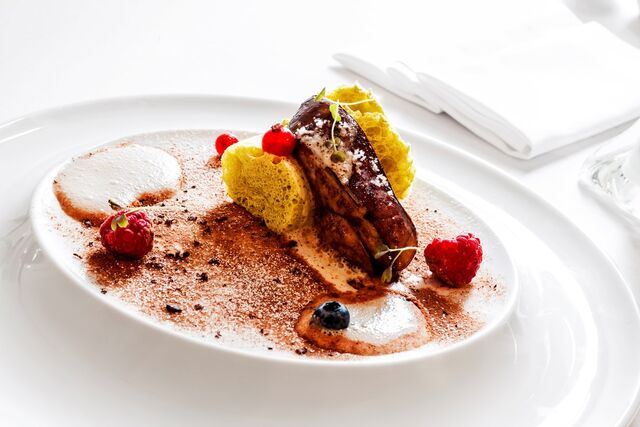 Foie gras confitado em vinho do Porto e especiarias, cacao 100%  e bolo tepido de pistachio, creme de avelã